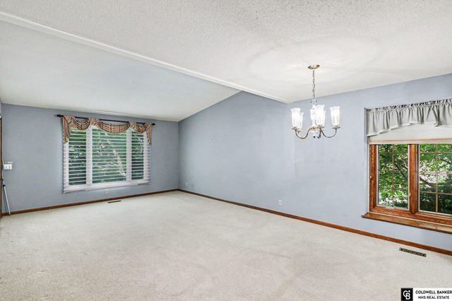 7201 Grand Oaks Drive, Lincoln, NE 68516