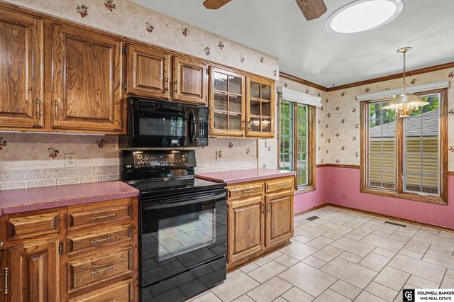 7201 Grand Oaks Drive, Lincoln, NE 68516