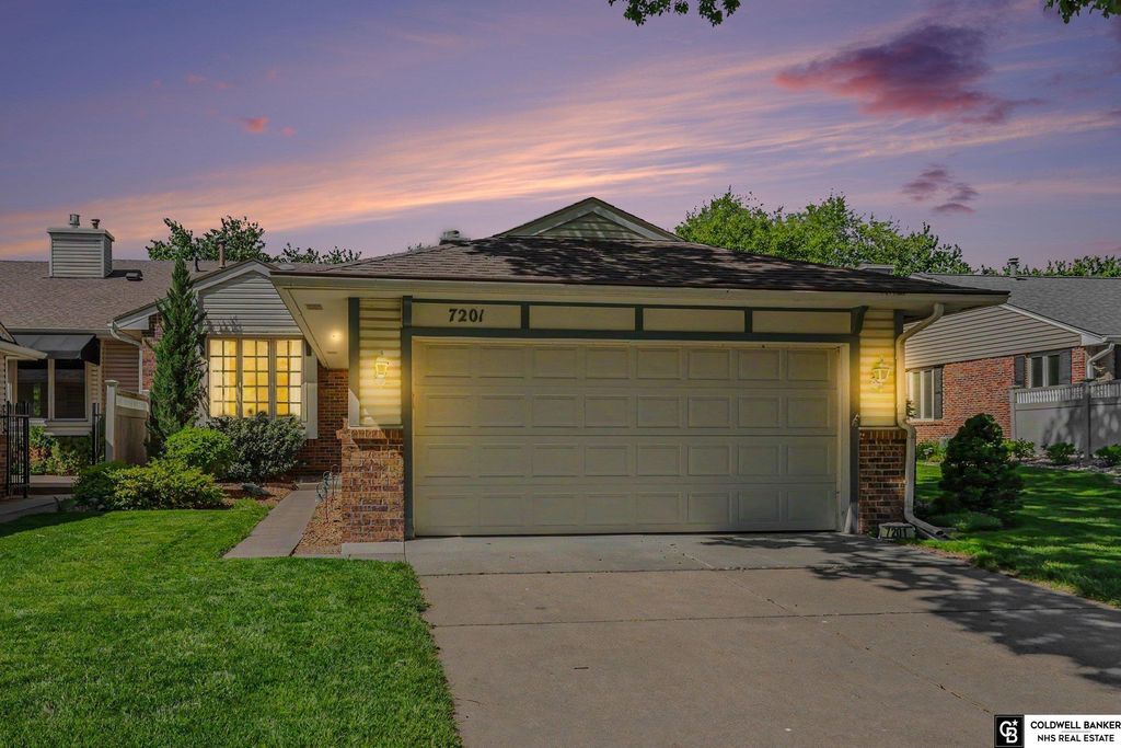 7201 Grand Oaks Drive, Lincoln, NE 68516
