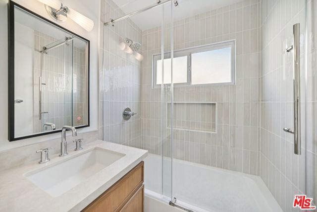 8061 Hesperia Avenue, Reseda (los Angeles), CA 91335