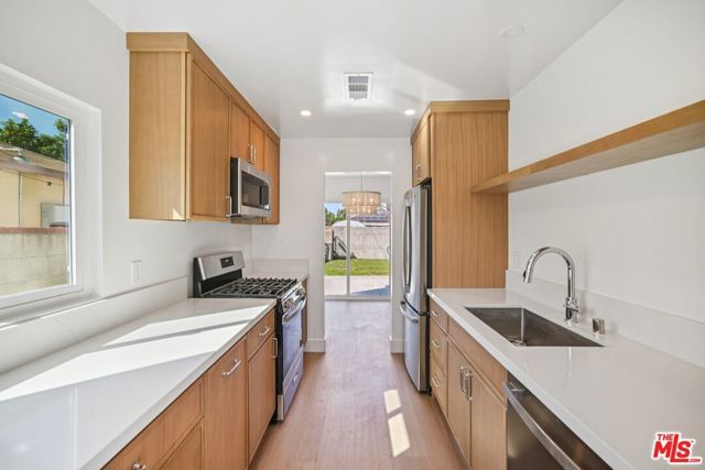 8061 Hesperia Avenue, Reseda (los Angeles), CA 91335