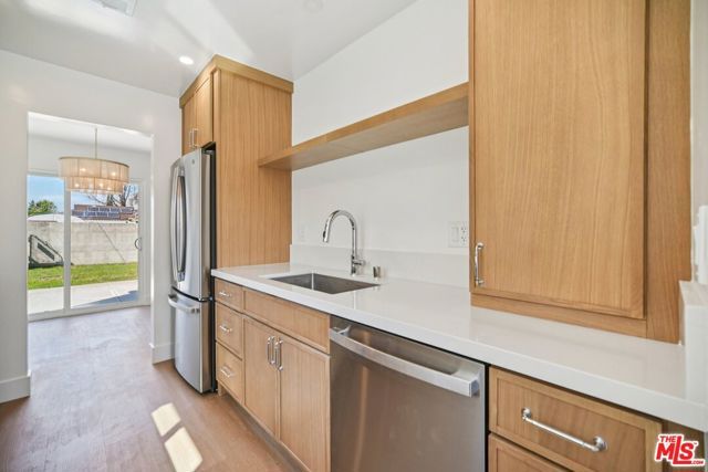 8061 Hesperia Avenue, Reseda (los Angeles), CA 91335