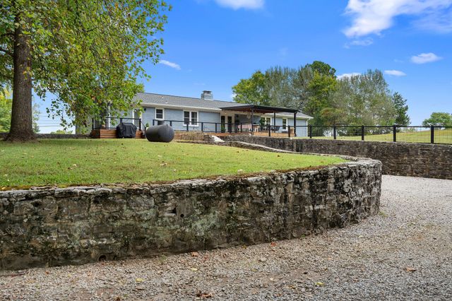 2337 Les Robinson Rd, Columbia, TN 38401