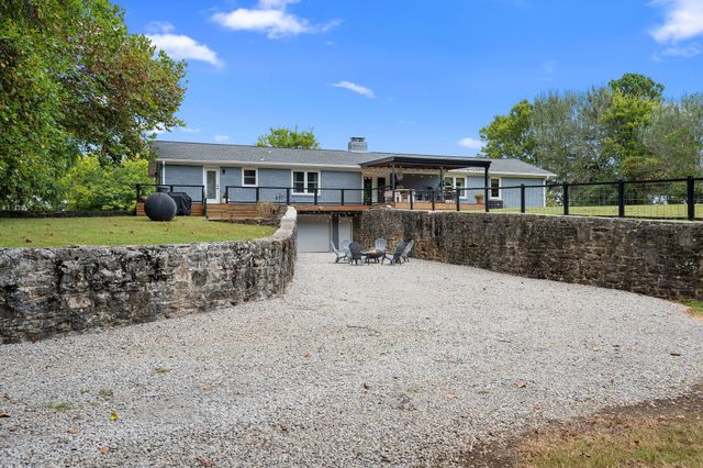 2337 Les Robinson Rd, Columbia, TN 38401