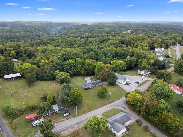 2337 Les Robinson Rd, Columbia, TN 38401