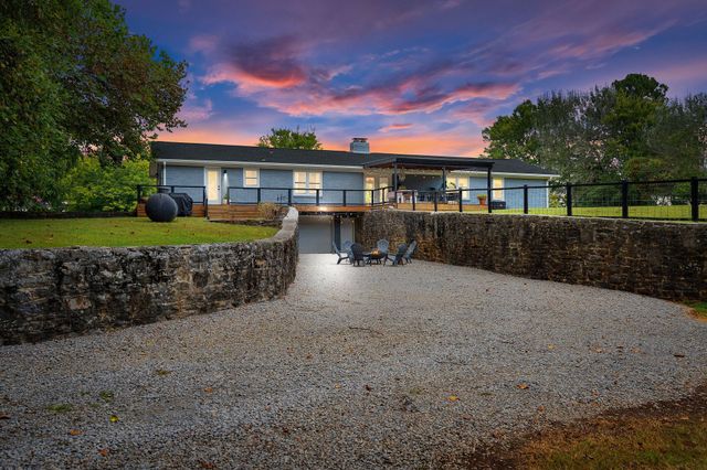 2337 Les Robinson Rd, Columbia, TN 38401