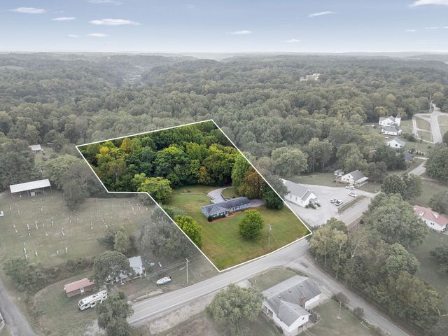 2337 Les Robinson Rd, Columbia, TN 38401