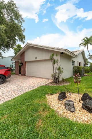 5557 N Cameo Drive N, Boca Raton, FL 33433