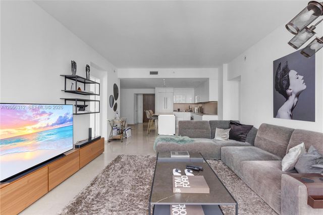 68 SE 6th St 1907, Miami, FL 33131