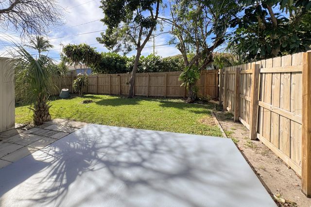 2857 NE 2nd Ave, Boca Raton, FL 33431