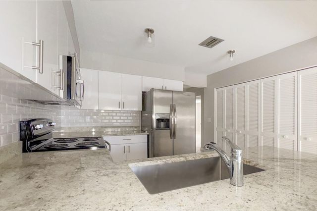 2857 NE 2nd Ave, Boca Raton, FL 33431