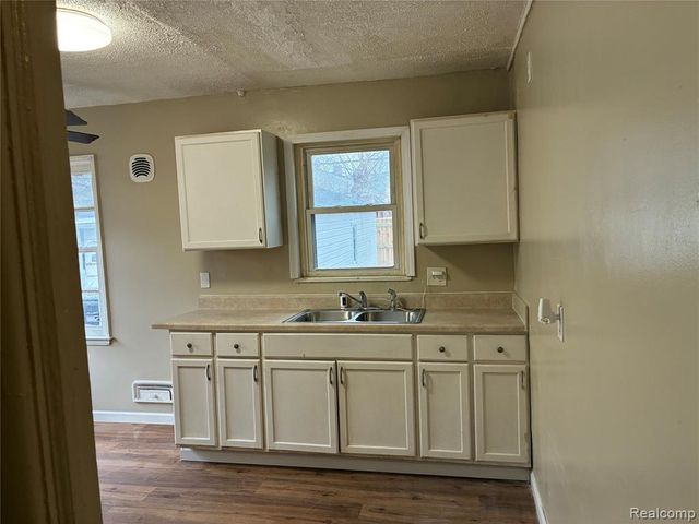 19352 Evergreen Road, Detroit, MI 48219