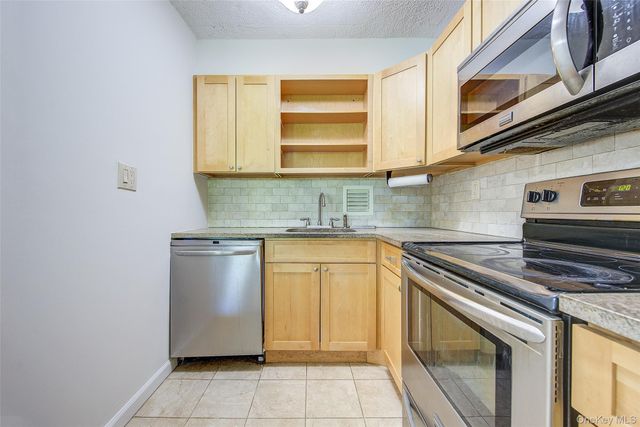 10-10 166th Street 5D, Whitestone, NY 11357