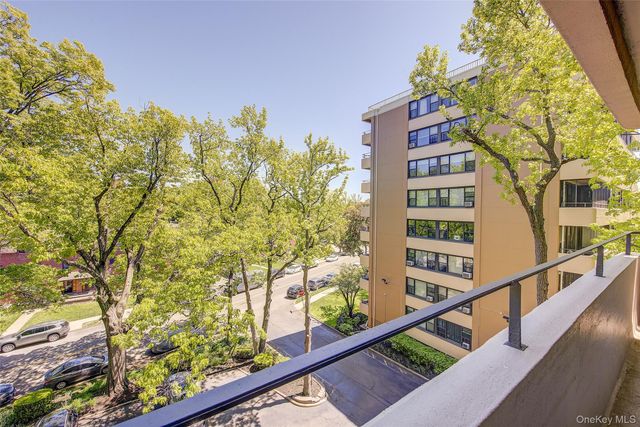 10-10 166th Street 5D, Whitestone, NY 11357