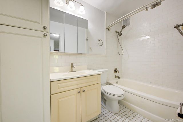 10-10 166th Street 5D, Whitestone, NY 11357