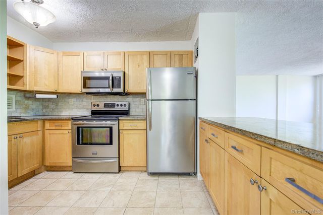 10-10 166th Street 5D, Whitestone, NY 11357