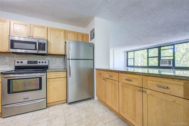 10-10 166th Street 5D, Whitestone, NY 11357
