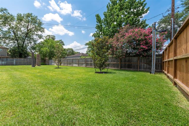 2406 Blue Water Lane, Houston, TX 77018