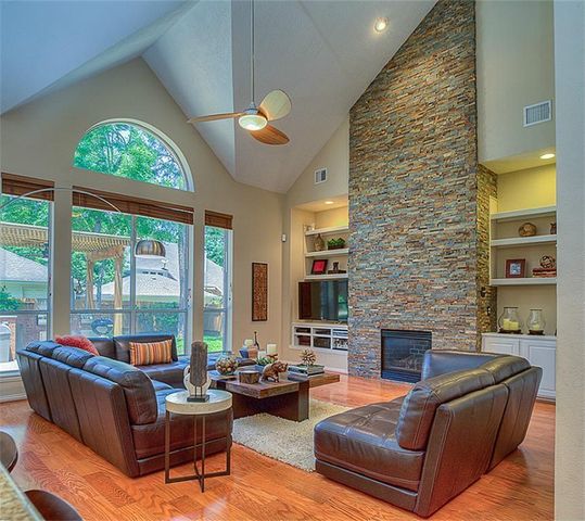 22 Villa Canyon Place, The Woodlands, TX 77382
