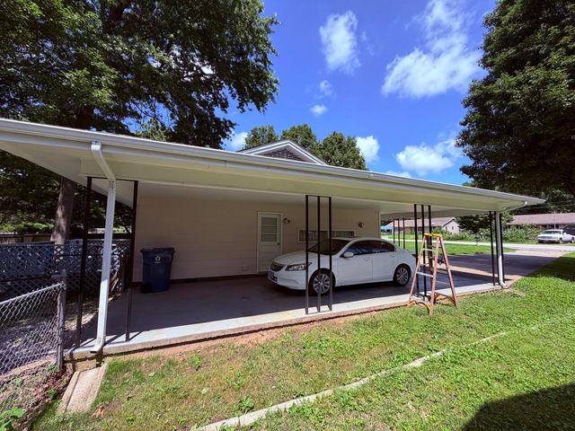500 W Crestview Street, Springfield, MO 65807