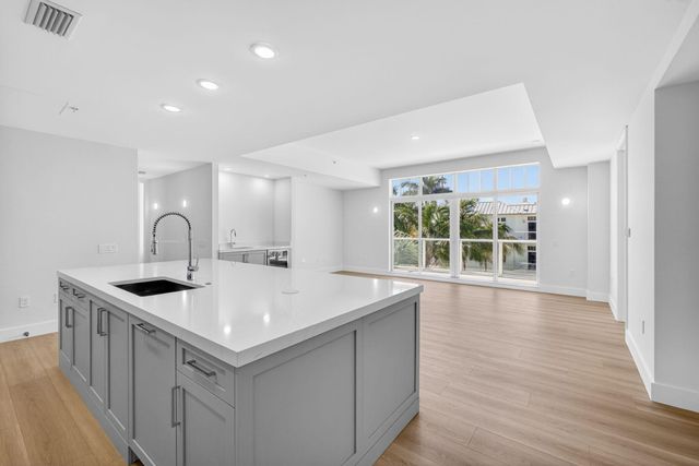 182 Lake Drive 5-301, Palm Beach Shores, FL 33404