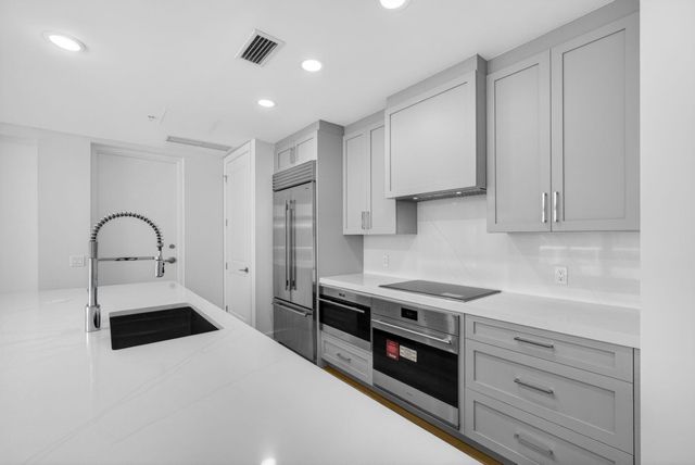 182 Lake Drive 5-301, Palm Beach Shores, FL 33404