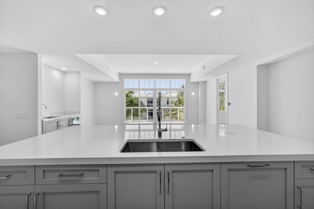 182 Lake Drive 5-301, Palm Beach Shores, FL 33404