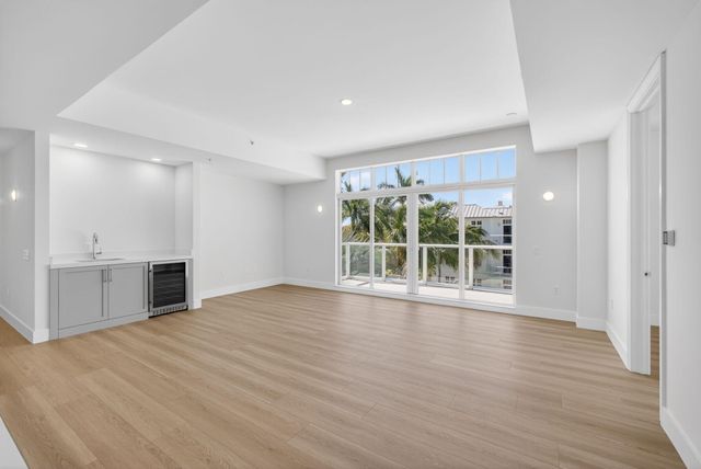 182 Lake Drive 5-301, Palm Beach Shores, FL 33404