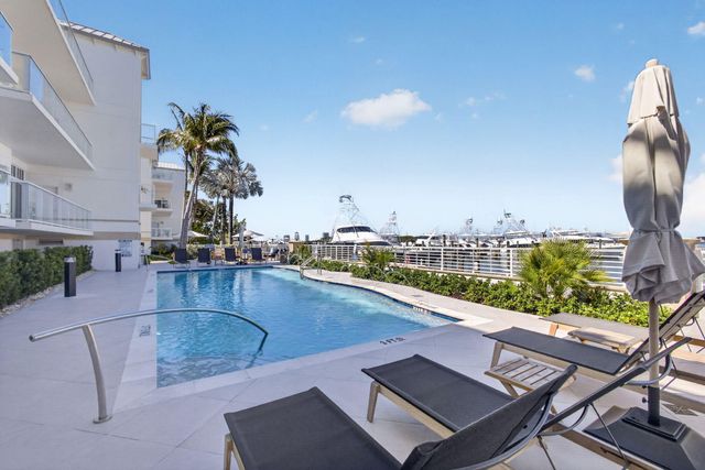 182 Lake Drive 5-301, Palm Beach Shores, FL 33404