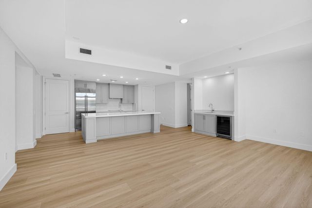 182 Lake Drive 5-301, Palm Beach Shores, FL 33404