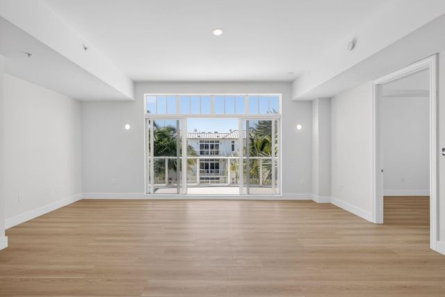 182 Lake Drive 5-301, Palm Beach Shores, FL 33404