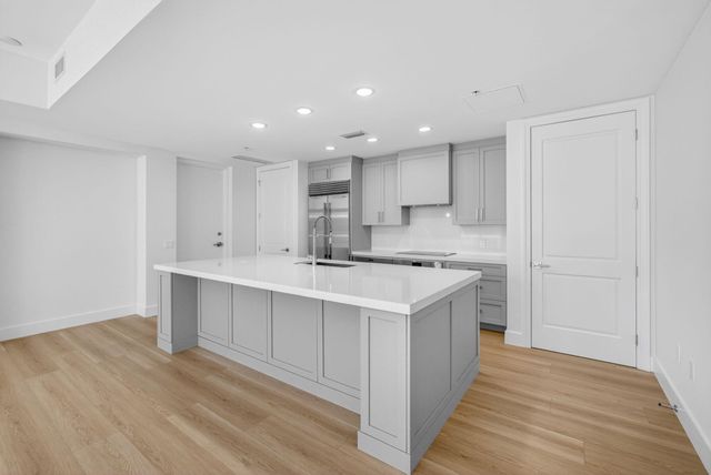 182 Lake Drive 5-301, Palm Beach Shores, FL 33404