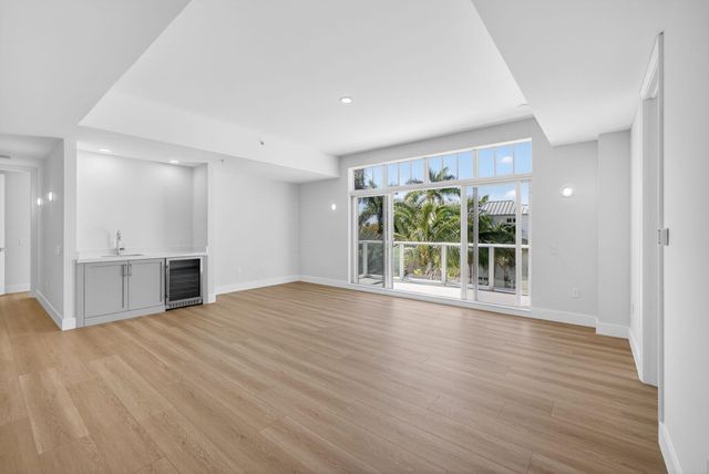 182 Lake Drive 5-301, Palm Beach Shores, FL 33404