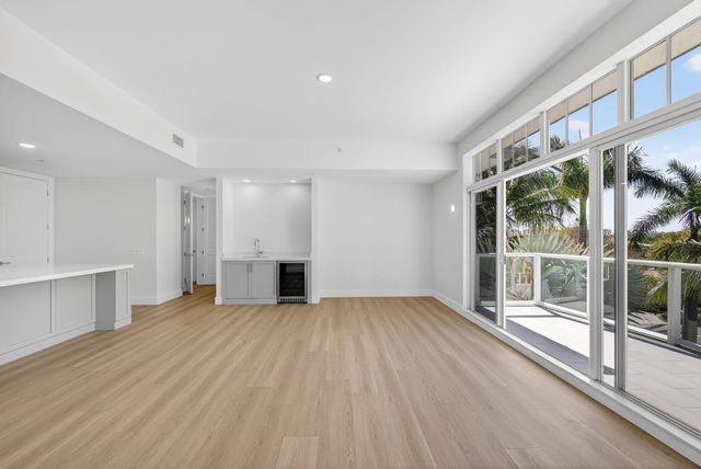 182 Lake Drive 5-301, Palm Beach Shores, FL 33404