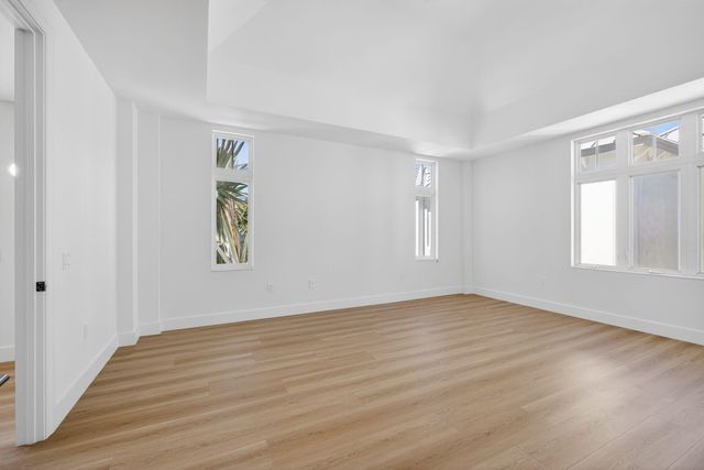 182 Lake Drive 5-301, Palm Beach Shores, FL 33404