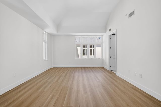 182 Lake Drive 5-301, Palm Beach Shores, FL 33404