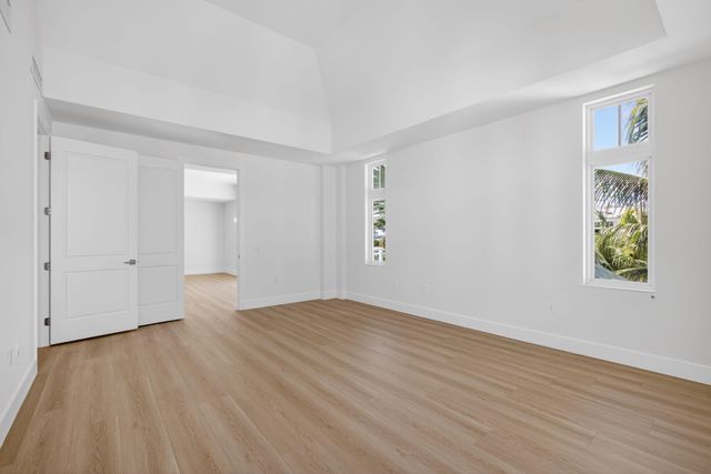 182 Lake Drive 5-301, Palm Beach Shores, FL 33404