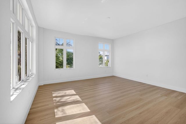 182 Lake Drive 5-301, Palm Beach Shores, FL 33404