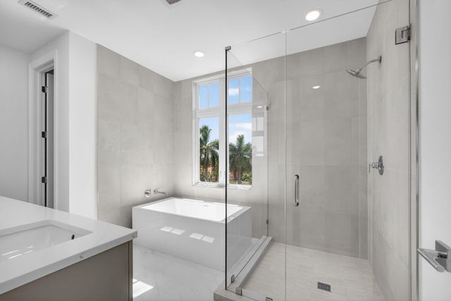 182 Lake Drive 5-301, Palm Beach Shores, FL 33404