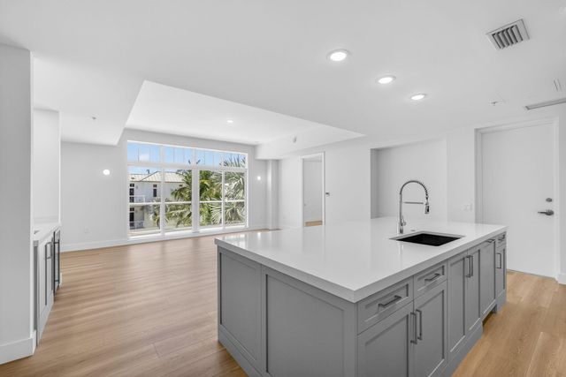 182 Lake Drive 5-301, Palm Beach Shores, FL 33404