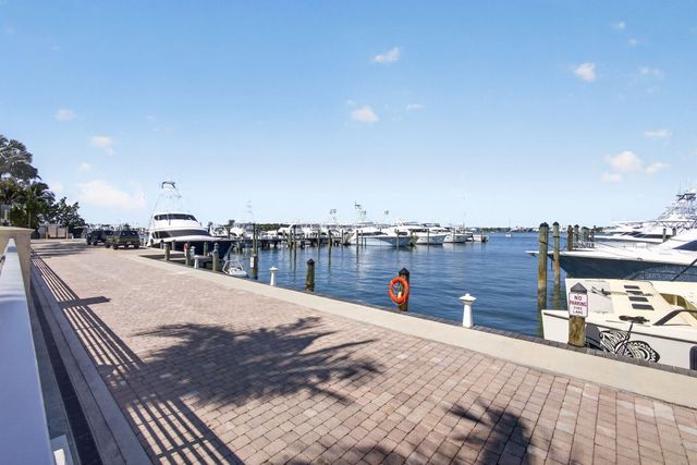 182 Lake Drive 5-301, Palm Beach Shores, FL 33404