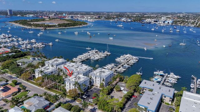 182 Lake Drive 5-301, Palm Beach Shores, FL 33404