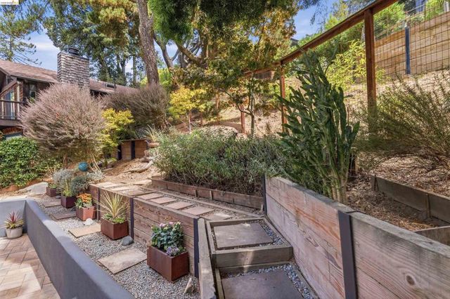 6856 Armour Dr, Oakland, CA 94611