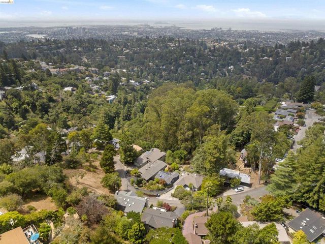 6856 Armour Dr, Oakland, CA 94611