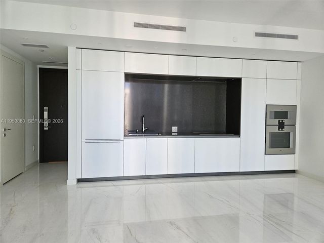 300 Biscayne Boulevard Way 2208W, Miami, FL 33131