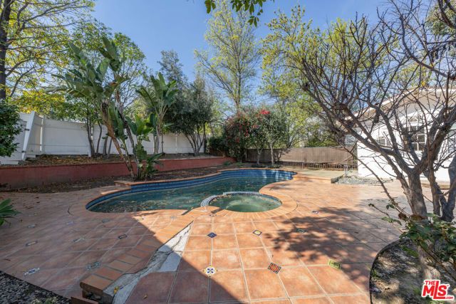 20357 Clark Street, Woodland Hills (los Angeles), CA 91367