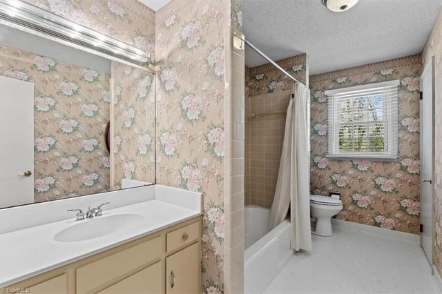 220 Cedarwood Drive, Jamestown, NC 27282