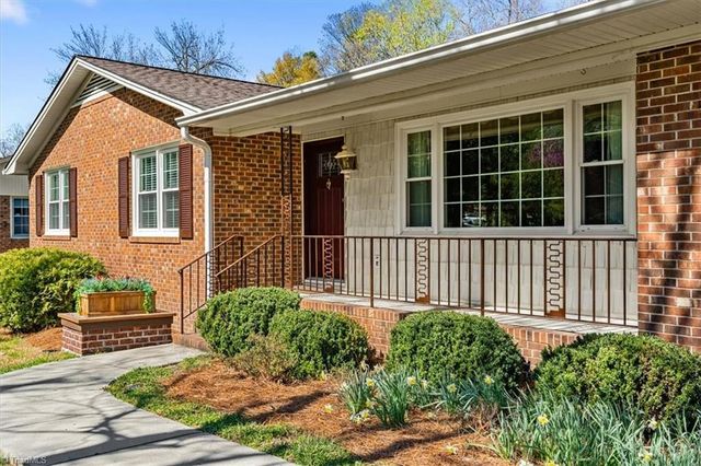 220 Cedarwood Drive, Jamestown, NC 27282