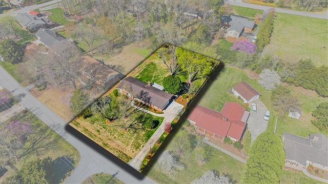 220 Cedarwood Drive, Jamestown, NC 27282