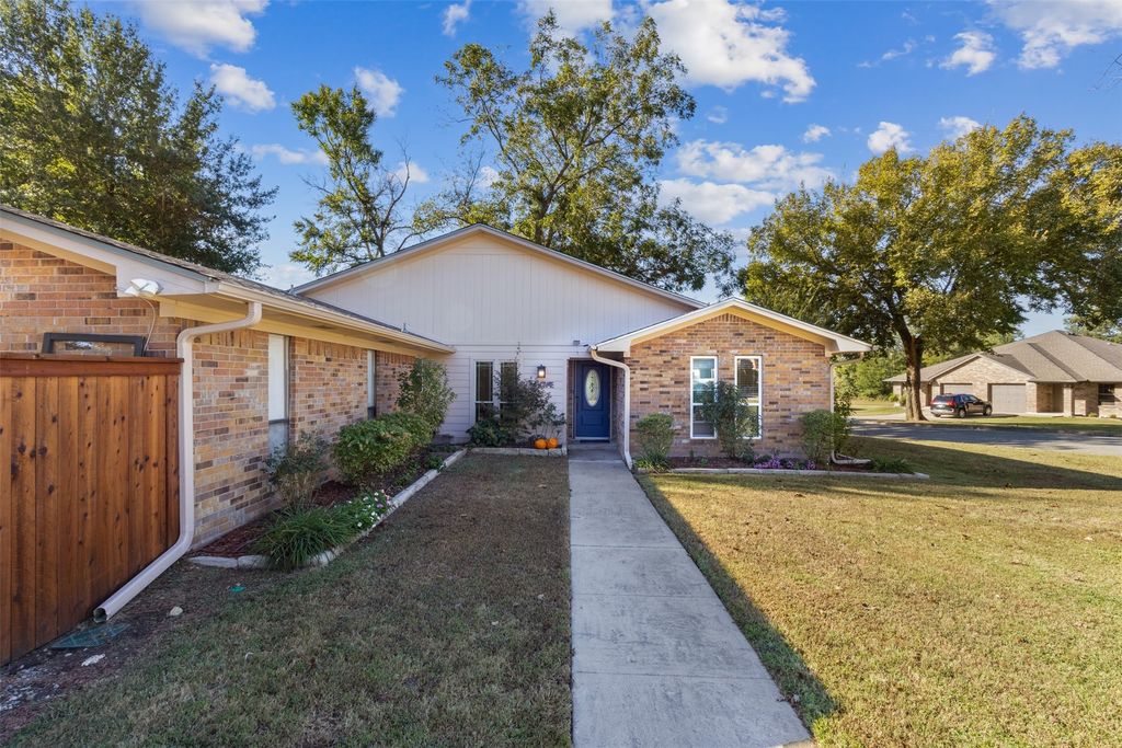 3233 Ellen Drive, Commerce, TX 75428